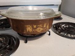 Pyrex 1-1/2 Quart Early American Covered Casserole