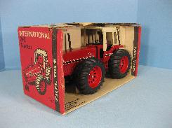International 3088 2+2 Tractor