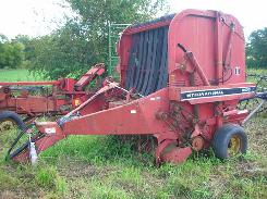 IH 2400 Round Baler
