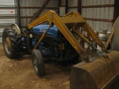      Ford 2000 Loader Tractor