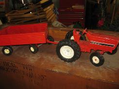 Ertl International Barn Tractor & Wagon